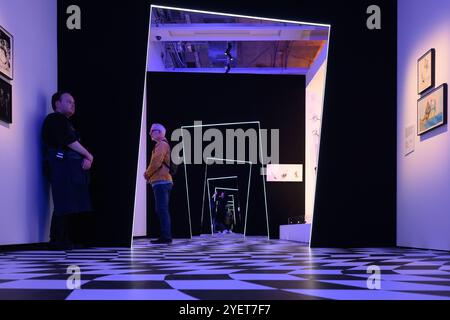 London, Großbritannien, 23. Oktober 2024, die World of Tim Burton wird vom 25. Bis 21. April 2025 im Design Museum eröffnet. Diese Ausstellung handelt von seinem bisherigen Lebenswerk. Zeigt seine Skizzen zum fertigen Produkt. Andrew Lalchan Photography/Alamy Live News Stockfoto