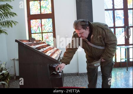 Katholischer Gläubiger Brennt Kerzen. Ein katholischer Gläubiger brennt Kerzen in der Sofian St. Joseph Kathedrale. Sofia, Bulgarien. MRYES Sofia Ulitsa Knyaz Boris I 125 Sofia Bulgarien Copyright: XGuidoxKoppesxPhotox Stockfoto