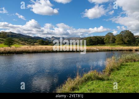 River Brathay in der Nähe des Elter Water Lake in der Nähe von Ambleside im Lake District, Cumbria, England. Ein sonniger Tag Mitte September. Stockfoto