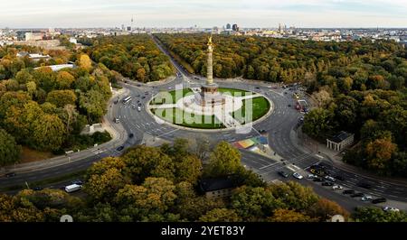 Drohnenansicht der Großen Stern mit der Siegessäule und der Tiergarten in Berlin am 20. Oktober 2024. Berlin Luftbilder *** Drohnenansicht des Großen Sterns mit der Siegessäule und dem Tiergarten in Berlin am 20. Oktober 2024 Berlin Luftbilder Stockfoto