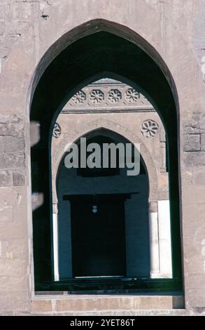 Blick durch Brunnenhaus, Moschee von Ibn Tulun, Kairo, Ägypten, September 1989 Stockfoto