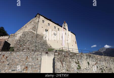 Dorf Tirol, Südtirol, Italien 30. Oktober 2024: Ein Herbsttag bei Dorf Tirol, Tirol oberhalb von Meran. Hier der Blick auf das Schloss Tirol, Aussenfassade *** Dorf Tirol, Südtirol, Italien 30 Oktober 2024 ein Herbsttag bei Dorf Tirol, Tirol oberhalb von Meran hier der Blick auf Schloss Tirol, Außenfassade Stockfoto