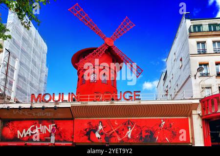 PARIS, Frankreich - 20. SEPTEMBER: Das Moulin Rouge im Laufe des Tages, am 20. September 2013 in Paris, Frankreich. Moulin Rouge ist das bekannteste Paris cabare Stockfoto