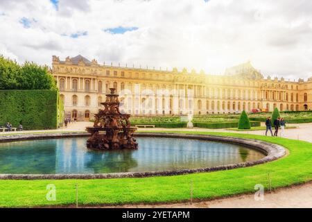 VERSAILEES, Frankreich - 2. Juli 2016: Fontaine Pyramide in einem Beautful und die berühmten Gärten von Versailles (Château de Versailles). Frankreich. Stockfoto