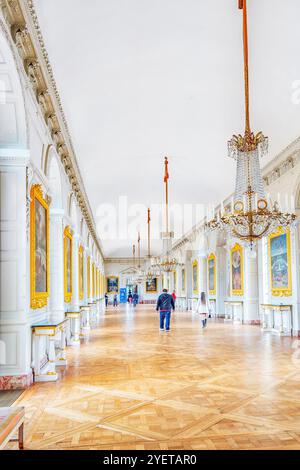 VERSAILLES, Frankreich - 2. Juli 2016: Weiße Galerie mit Malerei in dem Grand Trianon. Château de Versailles. Frankreich. Stockfoto