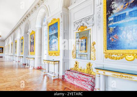 VERSAILLES, Frankreich - 2. Juli 2016: Weiße Galerie mit Malerei in dem Grand Trianon. Château de Versailles. Frankreich. Stockfoto