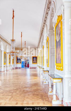 VERSAILLES, Frankreich - 2. Juli 2016: Weiße Galerie mit Malerei in dem Grand Trianon. Château de Versailles. Frankreich. Stockfoto