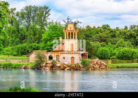 VERSAILLES, Frankreich - 2. Juli 2016: Leuchtturm auf dem See im Ortsteil Königin Marie Antoinette Anwesen in der Nähe von Schloss Versailles. Stockfoto