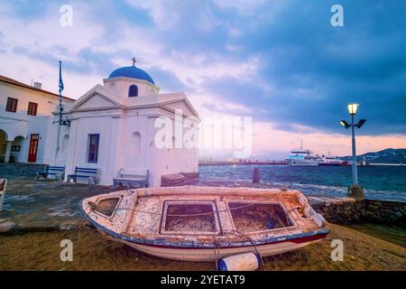 Verlassenes Boot in der Nähe der Kirche in Mykonos, Griechenland Stockfoto