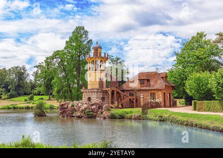 VERSAILLES, Frankreich - 2. Juli 2016: Leuchtturm auf dem See im Ortsteil Königin Marie Antoinette Anwesen in der Nähe von Schloss Versailles. Stockfoto