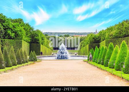 VERSAILEES, Frankreich - 2. Juli 2016: Fontaine Pyramide in einem Beautful und die berühmten Gärten von Versailles (Château de Versailles). Frankreich. Stockfoto