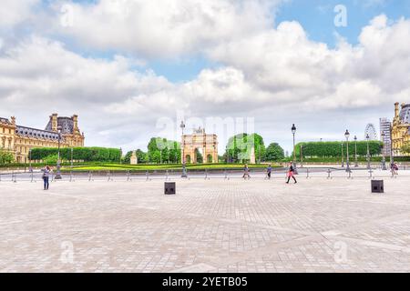 PARIS, Frankreich - 3. Juli 2016: Bogen nahe dem Museum Louvre. Der Louvre ist das größte Museum in Word mit fast 35.000 historisches Artefakt. Franken Stockfoto