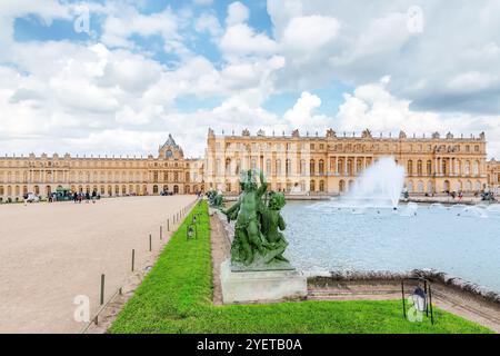 VERSAILLES, Frankreich - 2. Juli 2016: Touristen in der Nähe von Teichen (Wasser Parterres), Statuen vor dem Hauptgebäude des Schlosses von Versailles, Sonne-Kin Stockfoto