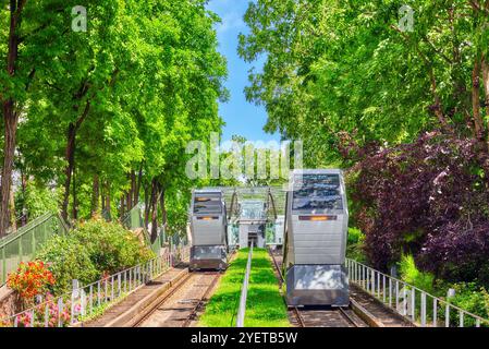 PARIS, Frankreich - 4. Juli 2016: Seilbahn Montmartre, die zum Tempel der Sacre Coeur hebt. Paris. Frankreich. Stockfoto