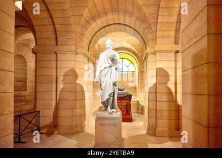 PARIS, Frankreich - 5. Juli 2016: Statue des großen französischen Schriftstellers - Voltaire im Keller in der Nähe von Pantheon französischer Schriftsteller Sarg. Paris. Stockfoto