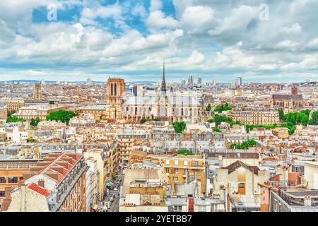 Schöner Panoramablick über Paris vom Dach des Pantheons. Blick auf Notre Dame de Paris. Stockfoto