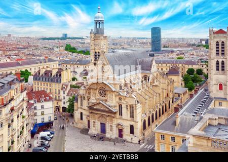 Schöner Panoramablick über Paris vom Dach des Pantheons. Blick auf die Kirche von Saint-Etienne-du-Mont. Stockfoto