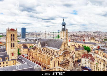 Schöner Panoramablick über Paris vom Dach des Pantheons. Blick auf die Kirche von Saint-Etienne-du-Mont. Stockfoto