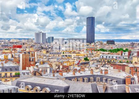 Schöner Panoramablick über Paris vom Dach des Pantheons. Blick auf den Tour Montparnasse. Stockfoto