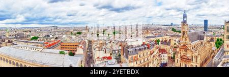 Schöner Panoramablick über Paris vom Dach des Pantheons. Blick auf die Kirche von Saint-Etienne-du-Mont. Stockfoto