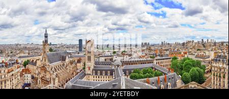 Schöner Panoramablick über Paris vom Dach des Pantheons. Blick auf die Kirche von Saint-Etienne-du-Mont Paris. Stockfoto