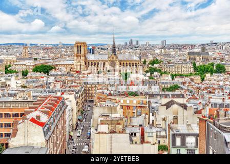 Schöner Panoramablick über Paris vom Dach des Pantheons. Blick auf Notre Dame de Paris. Stockfoto