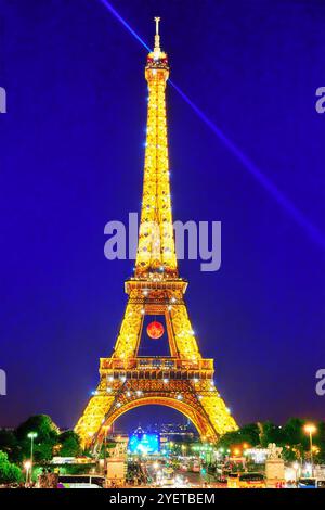 PARIS, Frankreich - 6. Juli 2016: Schöne Licht-Show von blinkenden Lichtern auf dem Bache Eiffel in Paris. Es wurde 1889 erbaut. Frankreich. Stockfoto