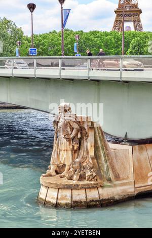 PARIS, Frankreich - 6. Juli 2016: Pont de Alma (Alma-Brücke in englischer Sprache) ist eine Straßenbrücke in Paris über die Seine und Zouave Statue. Paris. Stockfoto