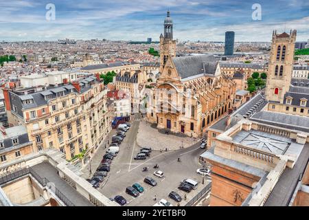 Schöner Panoramablick über Paris vom Dach des Pantheons. Blick auf die Kirche von Saint-Etienne-du-Mont. Stockfoto