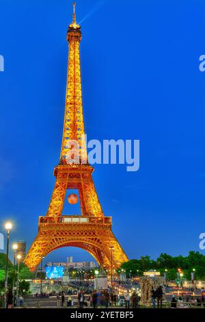 PARIS, Frankreich - 5. Juli 2016: Schöne Licht-Show von blinkenden Lichtern auf dem Bache Eiffel in Paris. Es wurde 1889 erbaut. Frankreich. Stockfoto