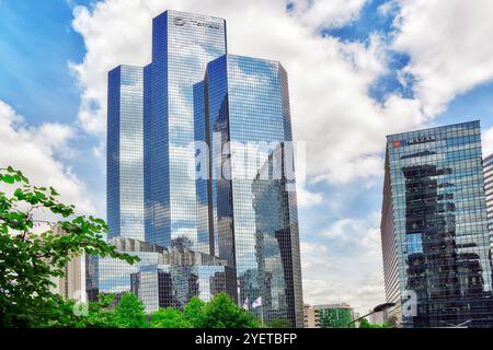 PARIS, Frankreich - 6. Juli 2016: La Defense, Geschäftsviertel mit Geschäftsleuten in den Straßen, Viertel von Paris, französische Finanzplatz mit Wolkenkratzern Stockfoto