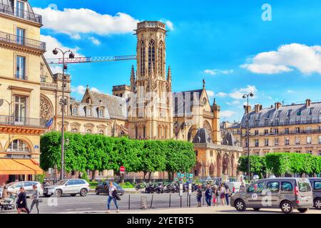 PARIS, Frankreich - 6. Juli 2016: Auxerrois Kirche Saint-Germain befindet sich in der Nähe von Louvre. Der Bau in römischen, gotischen und Renaissance-Stile P Stockfoto