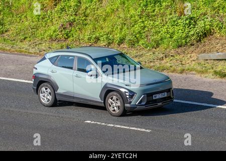 2024 Grün Hyundai Kona Advance T-GDI 120 MHEV 48 V Auskupplung (IMT) Start/Stopp Auto Heckrückenmotor Benzinmotor 998 ccm Stockfoto