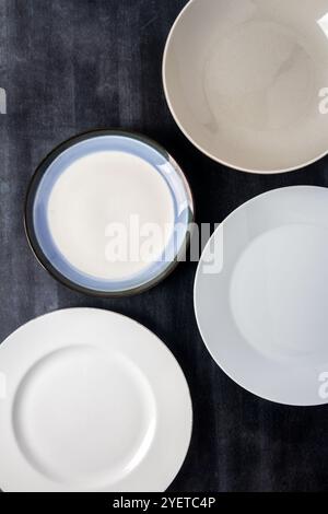 Draufsicht einer leeren Platte, die auf einem schwarzen Schwarzen Tafel platziert ist. Flache Lagen. Draufsicht. Lebensmittelkonzept. Stockfoto