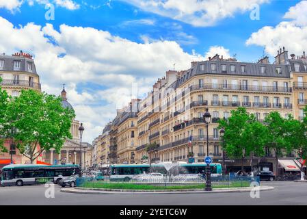 PARIS, Frankreich - 8. Juli 2016: Fontaine Rostand in der Nähe von Luxemburg Palas und Blick auf die Straße mit Leuten darauf in Paris. Stockfoto