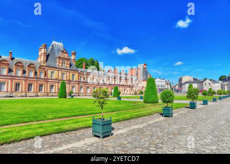 FONTAINEBLEAU, Frankreich - 9. Juli 2016: S Residenz der Könige Frankreich - schöne Schloss Fontainebleau und seinem Park umgeben. Stockfoto