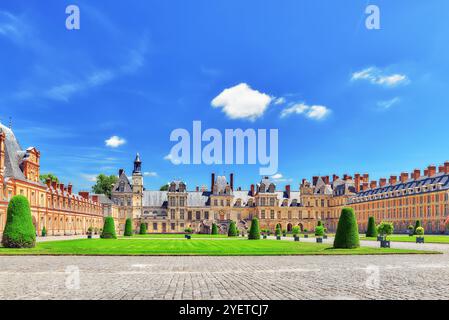 FONTAINEBLEAU, Frankreich - 9. Juli 2016: S Residenz der Könige Frankreich - Fassade schöne Schloss Fontainebleau und seinem Park umgeben. Fran Stockfoto