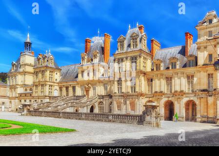 FONTAINEBLEAU, Frankreich - 9. Juli 2016: S Residenz der Könige von Frankreich - Fassade schön Schloss Fontainebleau. Stockfoto