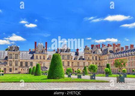 FONTAINEBLEAU, Frankreich - 9. Juli 2016: S Residenz der Könige Frankreich - Fassade schöne Schloss Fontainebleau und seinem Park umgeben. Stockfoto