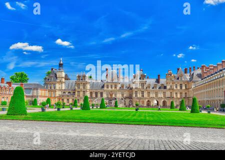 FONTAINEBLEAU, Frankreich - 9. Juli 2016: S Residenz der Könige Frankreich - schöne Schloss Fontainebleau und seinem Park umgeben. Stockfoto