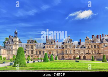 FONTAINEBLEAU, Frankreich - 9. Juli 2016: S Residenz der Könige von Frankreich - Fassade schön Schloss Fontainebleau und seinem Park umgeben. Stockfoto