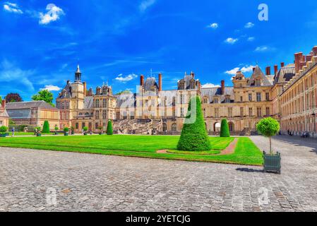 FONTAINEBLEAU, Frankreich - 9. Juli 2016: S Residenz der Könige von Frankreich - Fassade schön Schloss Fontainebleau und seinem Park umgeben. Stockfoto