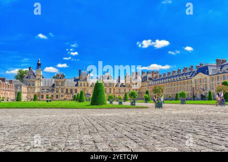 FONTAINEBLEAU, Frankreich - 9. Juli 2016: S Residenz der Könige Frankreich - schöne Schloss Fontainebleau und seinem Park umgeben. Stockfoto