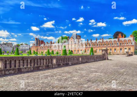 FONTAINEBLEAU, Frankreich - 9. Juli 2016: S Residenz der Könige Frankreich - schöne Schloss Fontainebleau und seinem Park umgeben. Stockfoto