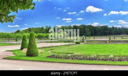 FONTAINEBLEAU, Frankreich - 9. Juli 2016: Schöner Park in der Nähe s Residenz der Könige von Frankreich - Schloss Fontainebleau. Stockfoto