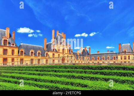 FONTAINEBLEAU, Frankreich - 9. Juli 2016: S Residenz der Könige Frankreich - schöne Schloss Fontainebleau und seinem Park umgeben. Stockfoto