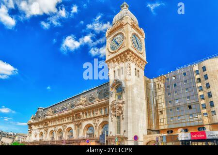 PARIS, Frankreich - 9. Juli 2016: Blick auf die Stadt von einer der schönsten Städte der Welt - Paris. Bahnhof Gare de Lyon ist eines der ältesten und Mos Stockfoto