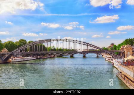 PARIS, Frankreich - 9. Juli 2016: Blick auf die Stadt von einer der schönsten Städte der Welt - Paris. Austerlitz-Brücke. Stockfoto