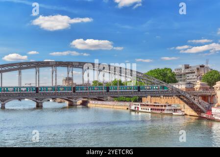 PARIS, Frankreich - 9. Juli 2016: Blick auf die Stadt von einer der schönsten Städte der Welt - Paris. Austerlitz-Brücke. Stockfoto