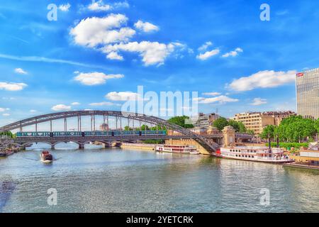 PARIS, Frankreich - 9. Juli 2016: Blick auf die Stadt von einer der schönsten Städte der Welt - Paris. Austerlitz-Brücke. Stockfoto